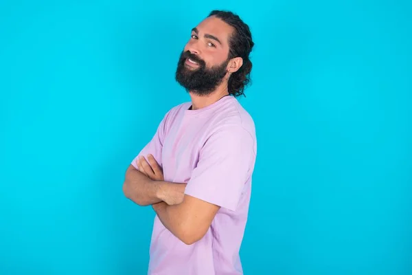 Retrato Homem Caucasiano Com Barba Vestindo Camiseta Violeta Sobre Fundo — Fotografia de Stock