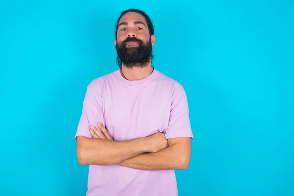 Hombre Caucásico Seguro Con Barba Vistiendo Camiseta Violeta Sobre Fondo — Foto de Stock