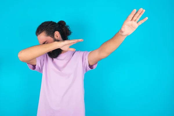Photo Funky Caucasian Man Beard Wearing Violet Shirt Blue Background — Stock Photo, Image
