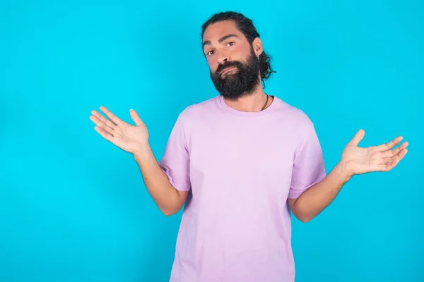 Homem Caucasiano Atraente Descuidado Com Barba Vestindo Camiseta Violeta Sobre — Fotografia de Stock