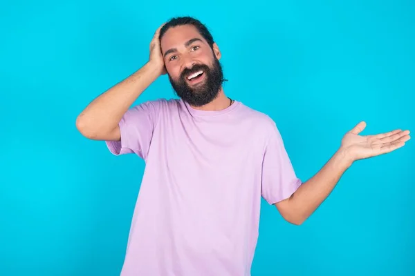 Chockad Förvånad Förvånad Kaukasisk Man Med Skägg Bär Violett Shirt — Stockfoto