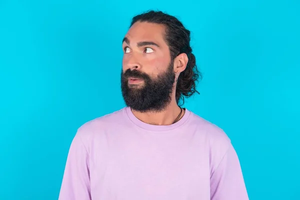 Homem Caucasiano Chocado Com Barba Vestindo Camiseta Violeta Sobre Fundo — Fotografia de Stock