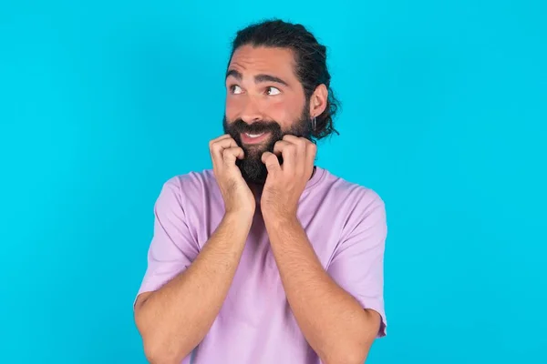 Homem Caucasiano Aterrorizado Com Barba Vestindo Camiseta Violeta Sobre Fundo — Fotografia de Stock
