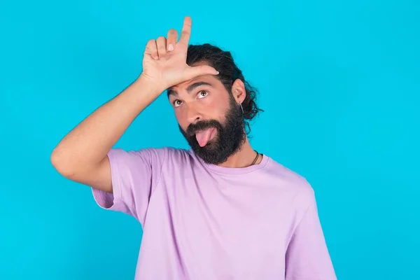 Homem Caucasiano Engraçado Com Barba Vestindo Camiseta Violeta Sobre Fundo — Fotografia de Stock