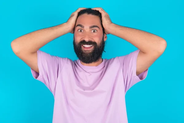 Alegre Homem Caucasiano Feliz Com Barba Vestindo Camiseta Violeta Sobre — Fotografia de Stock