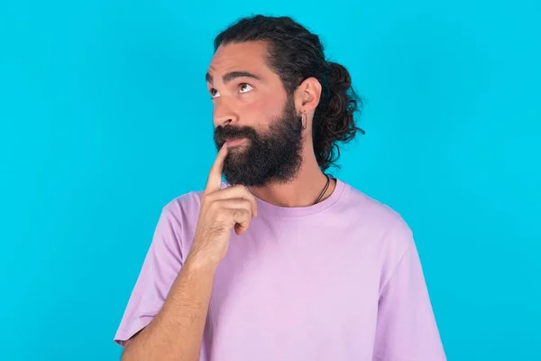 Adorável Homem Caucasiano Sonhador Com Barba Vestindo Camiseta Violeta Sobre — Fotografia de Stock
