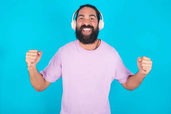 Emotionele Blanke Man Met Baard Draagt Violette Shirt Blauwe Achtergrond — Stockfoto