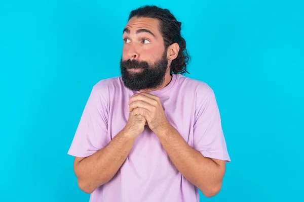 Homem Caucasiano Curioso Com Barba Vestindo Camiseta Violeta Sobre Fundo — Fotografia de Stock