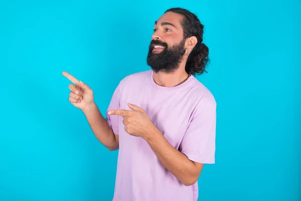 Homem Caucasiano Com Barba Vestindo Camiseta Violeta Sobre Fundo Azul — Fotografia de Stock
