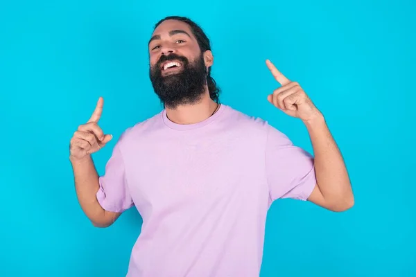 Homem Caucasiano Alegre Com Barba Vestindo Camiseta Violeta Sobre Fundo — Fotografia de Stock