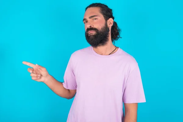 Homem Caucasiano Sério Com Barba Vestindo Camiseta Violeta Sobre Fundo — Fotografia de Stock