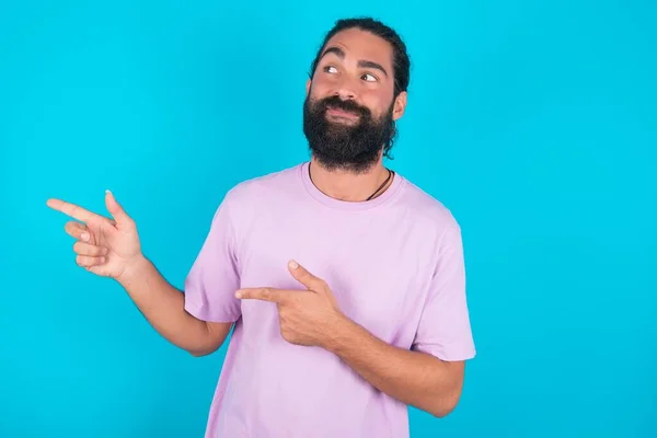 Homem Caucasiano Otimista Com Barba Vestindo Camiseta Violeta Sobre Pontos — Fotografia de Stock