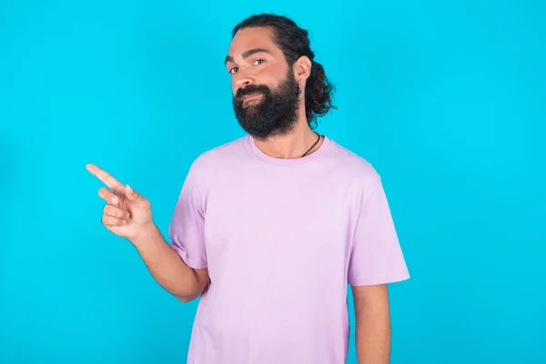 Homem Caucasiano Com Barba Vestindo Camiseta Violeta Sobre Fundo Azul — Fotografia de Stock