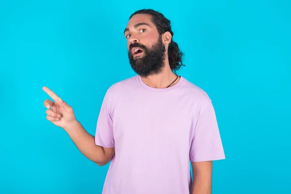 Homem Caucasiano Emotivo Com Barba Vestindo Camiseta Violeta Sobre Fundo — Fotografia de Stock