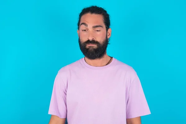 Hombre Caucásico Con Barba Vistiendo Camiseta Violeta Sobre Fondo Azul —  Fotos de Stock