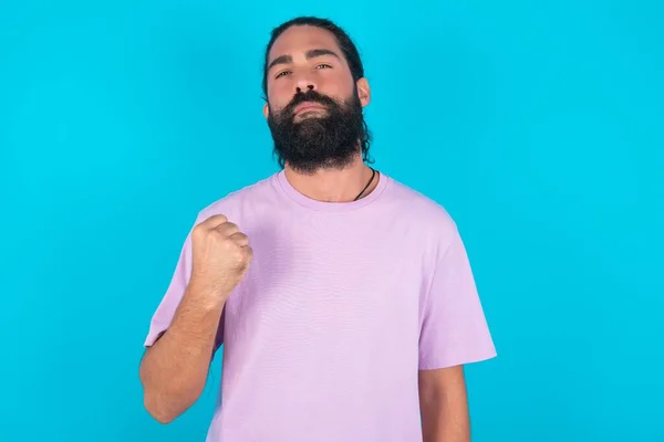 Hombre Caucásico Con Barba Vistiendo Camiseta Violeta Sobre Fondo Azul — Foto de Stock