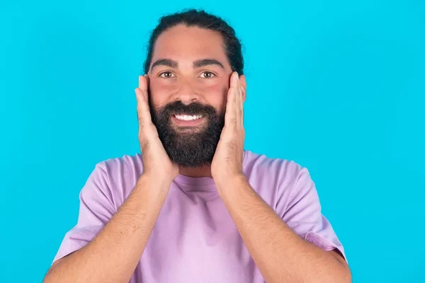 Homem Caucasiano Feliz Com Barba Vestindo Camiseta Violeta Sobre Fundo — Fotografia de Stock