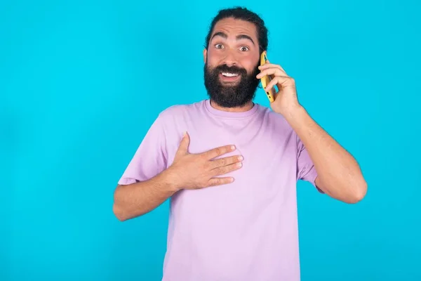 Homem Caucasiano Sorridente Com Barba Vestindo Camiseta Violeta Sobre Fundo — Fotografia de Stock