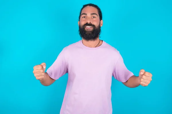 Happy Caucasian Man Beard Wearing Violet Shirt Blue Background Holding — Stock Photo, Image