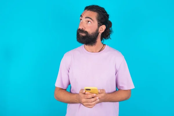 Uomo Caucasico Con Barba Che Indossa Una Maglietta Viola Sfondo — Foto Stock