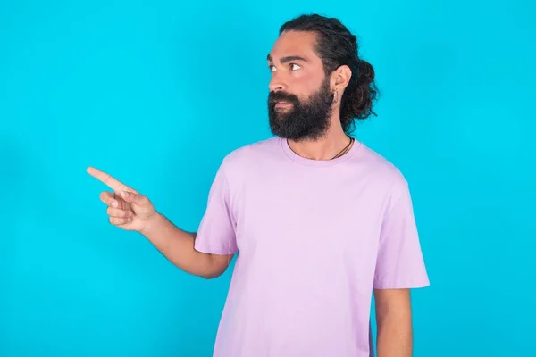 Caucasian Man Beard Wearing Violet Shirt Blue Background Points Copy — Stock Photo, Image