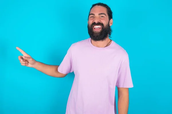 Homem Caucasiano Com Barba Vestindo Camiseta Violeta Sobre Azul Pontos — Fotografia de Stock