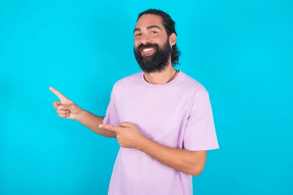 Homem Caucasiano Com Barba Vestindo Camiseta Violeta Sobre Pontos Fundo — Fotografia de Stock