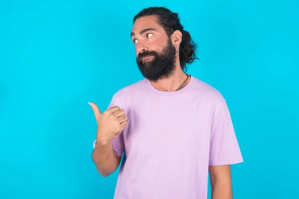 Uomo Caucasico Con Barba Che Indossa Viola Shirt Sfondo Blu — Foto Stock