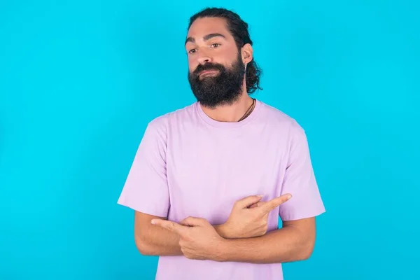 Blanke Man Met Baard Draagt Violet Shirt Blauwe Achtergrond Kruist — Stockfoto