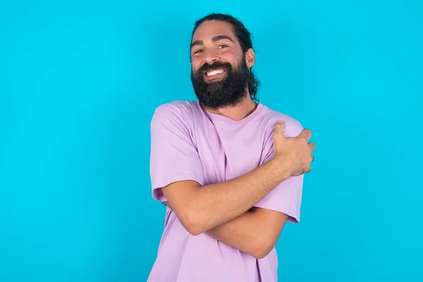 Charmoso Homem Caucasiano Satisfeito Com Barba Vestindo Camiseta Violeta Sobre — Fotografia de Stock