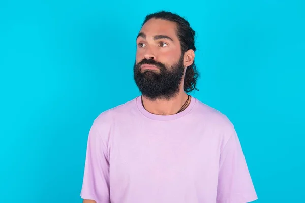 Homem Caucasiano Insatisfeito Com Barba Vestindo Camiseta Violeta Sobre Fundo — Fotografia de Stock