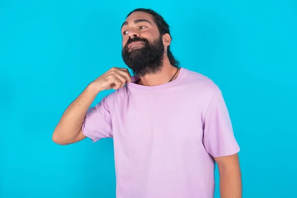 Uomo Caucasico Con Barba Indossa Viola Shirt Sfondo Blu Stressato — Foto Stock