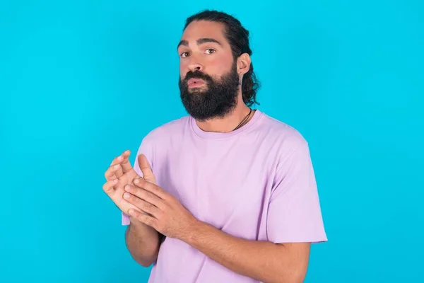Sorprendido Hombre Caucásico Emocional Con Barba Vistiendo Camiseta Violeta Sobre — Foto de Stock