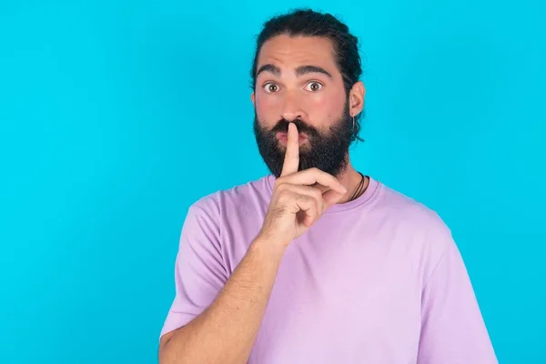 Überraschter Kaukasier Mit Bart Trägt Violettes Shirt Vor Blauem Hintergrund — Stockfoto