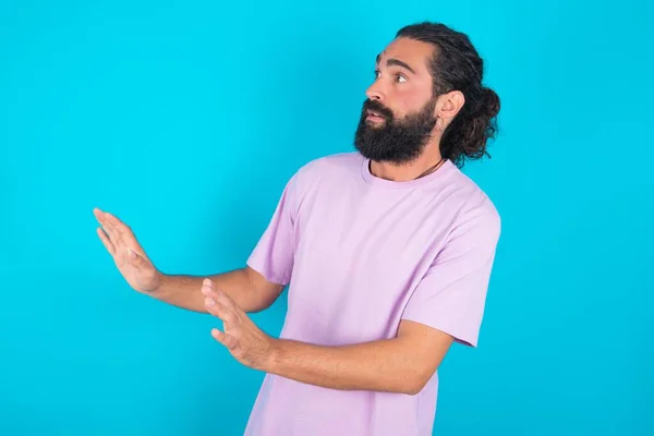 Homem Caucasiano Descontente Com Barba Vestindo Camiseta Violeta Sobre Fundo — Fotografia de Stock