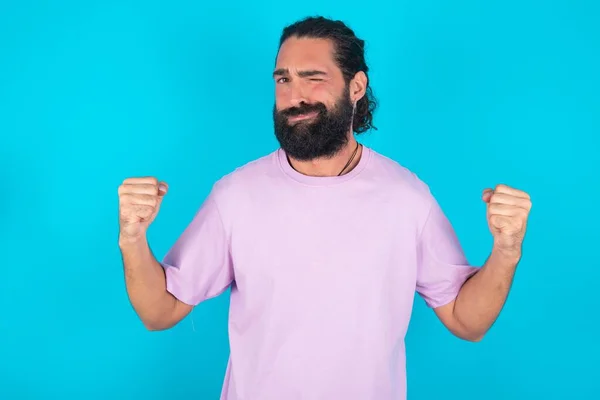 Homem Caucasiano Irritado Com Barba Vestindo Camiseta Violeta Sobre Fundo — Fotografia de Stock