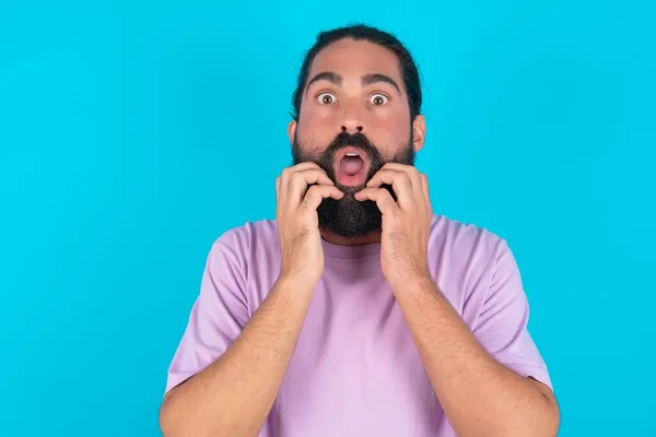 Speechless Caucasian Man Beard Wearing Violet Shirt Blue Background Keeps — Stock Photo, Image