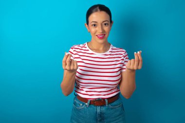 Kadın çizgili tişört giyiyor, para hareketi yapıyor..