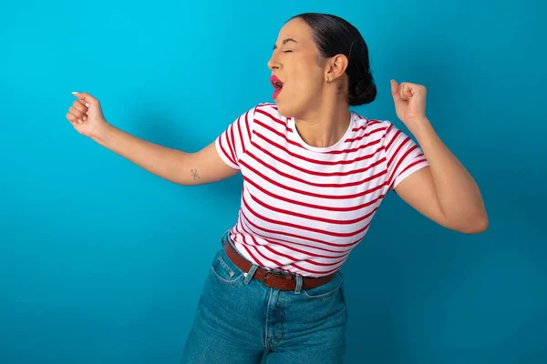 Frau Gestreiftem Shirt Tanzt Und Hört Musik Mit Kopfhörern — Stockfoto