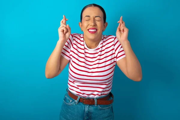 Radosna Kobieta Pasiastej Koszulce Zaciska Zęby Trzyma Kciuki Wypowiada Pożądane — Zdjęcie stockowe