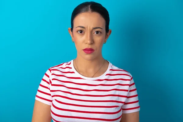 Çizgili Tişört Giyen Kaşlarını Çatan Bir Kadın Bir Şeyden Memnun — Stok fotoğraf