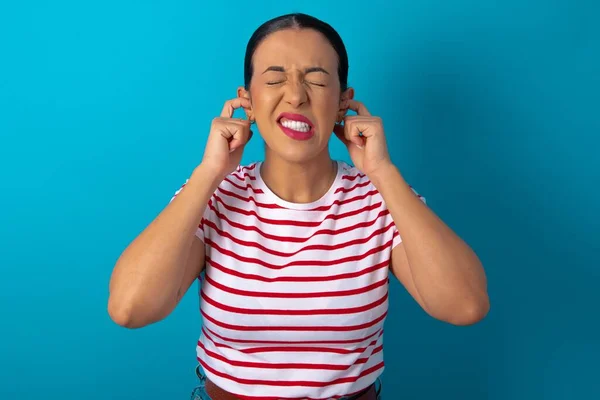 Przestań Wydawać Ten Irytujący Dźwięk Niezadowolona Zestresowana Kobieta Pasiastym Shircie — Zdjęcie stockowe