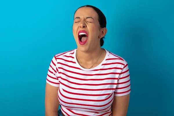 Stresująca Kobieta Pasiastej Koszulce Krzyczy Panice Zamyka Oczy Strachu Trzyma — Zdjęcie stockowe
