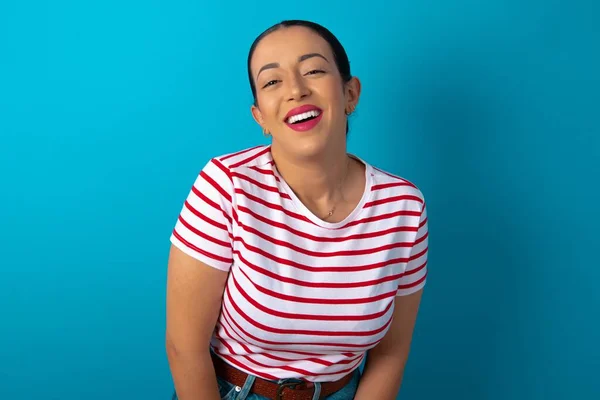 Žena Sobě Pruhované Tričko Širokým Úsměvem Ukazuje Bílé Zuby Pocit — Stock fotografie