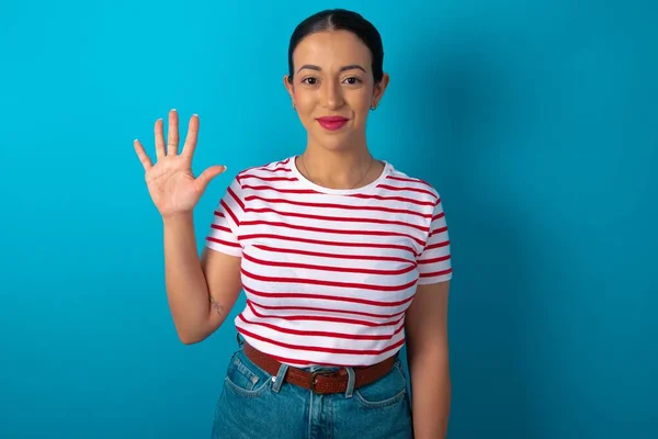 Žena Sobě Pruhované Tričko Ukazující Ukazující Prsty Číslo Pět Usmívající — Stock fotografie