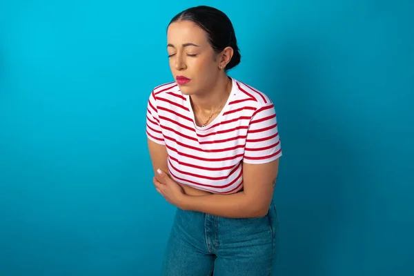 Mujer Vistiendo Camiseta Rayada Que Sufre Dolor Estómago Fuerte —  Fotos de Stock