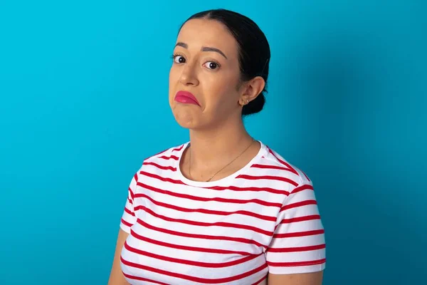 Mulher Vestindo Camiseta Listrada Com Expressão Esnobe Lábios Curvando Levantando — Fotografia de Stock
