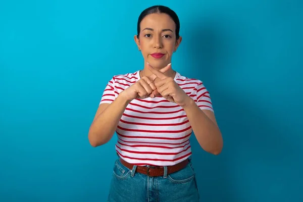 Mujer Vistiendo Rayas Camiseta Tiene Rechazo Enojado Expresión Cruzando Dedos —  Fotos de Stock
