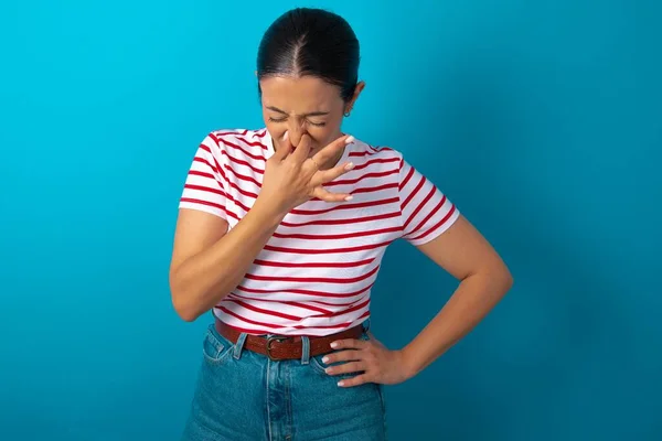 Mujer Vistiendo Una Camiseta Rayas Sosteniendo Nariz Debido Mal Olor —  Fotos de Stock