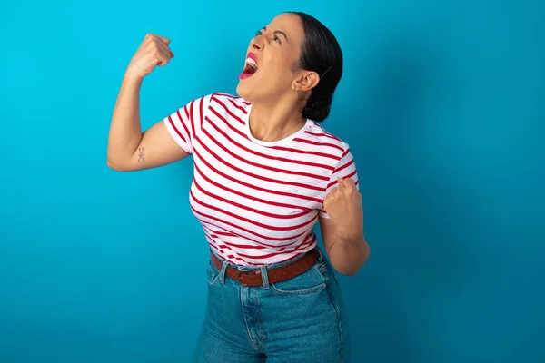 Atractiva Mujer Con Camiseta Rayas Celebrando Una Victoria Golpeando Aire —  Fotos de Stock